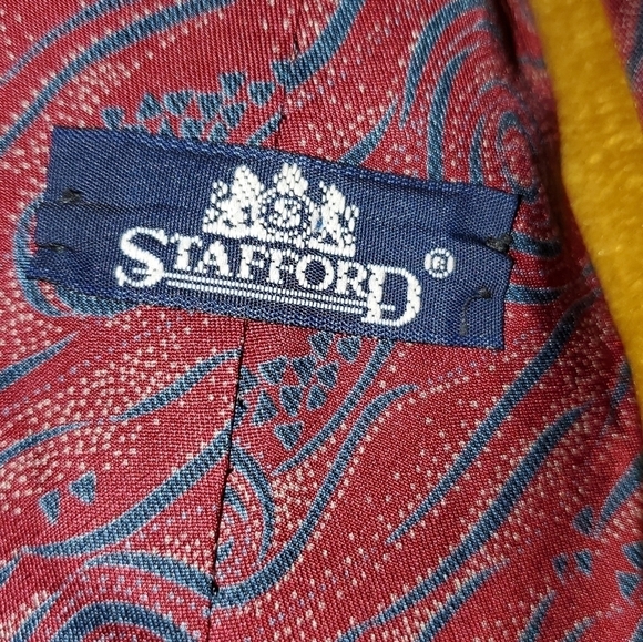 Red Tie With Blue Design New - Picture 5 of 6